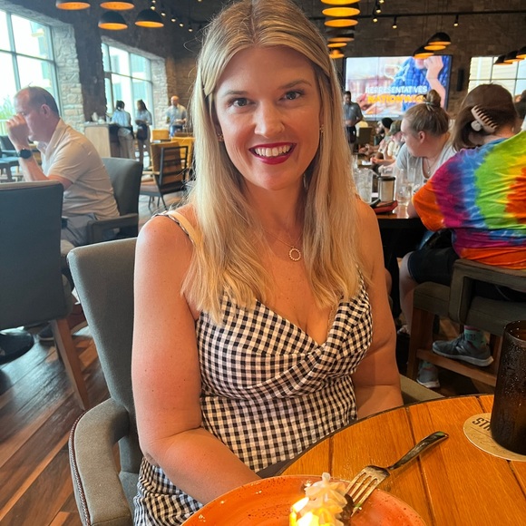 Meet your Posher, Lauren - Picture 4 of 4